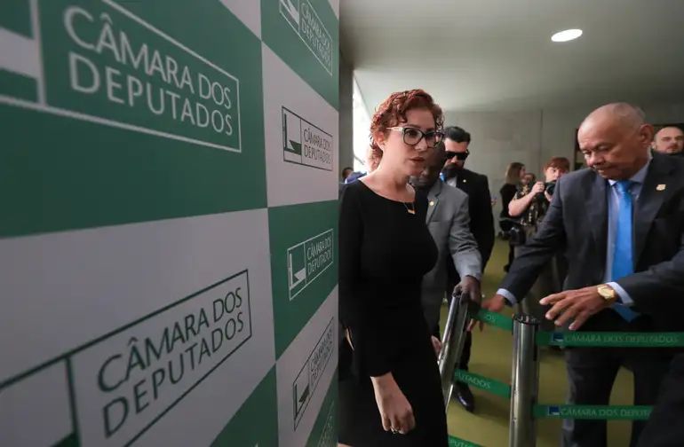Imagem de Flávio Bolsonaro pede asilo na Itália para Carla Zambelli e afirma: “É uma perseguida política”