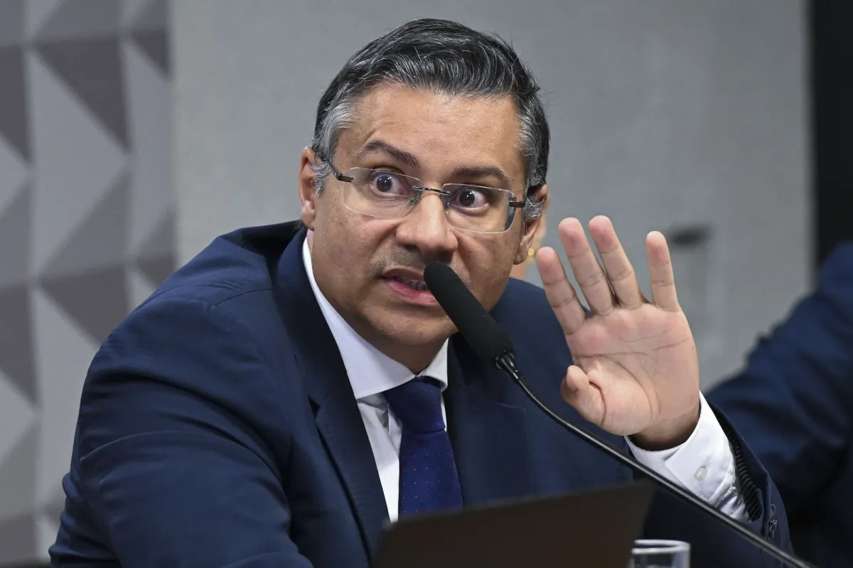 Imagem de AGU suspende salário de procurador preso por suspeita de esquema no INSS