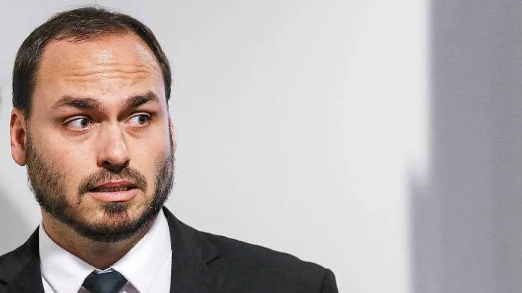 Imagem de Carlos Bolsonaro critica domiciliar do pai e diz que medida “não é liberdade”