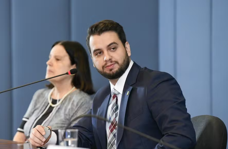 Imagem de Defesa de Filipe Martins pede prisão domiciliar ao STF por superlotação em presídio