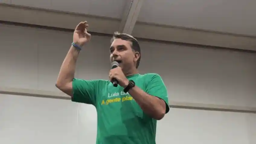 Imagem de Flávio Bolsonaro critica governo Lula e defende agronegócio durante feira na Bahia