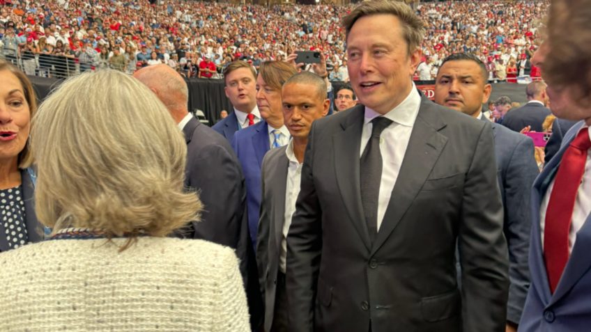 Elon Musk no funeral de Charlie Kirk