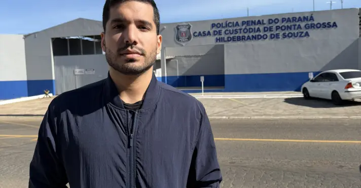 Imagem de Deputado visita Filipe Martins na prisão e critica restrições impostas pelo STF