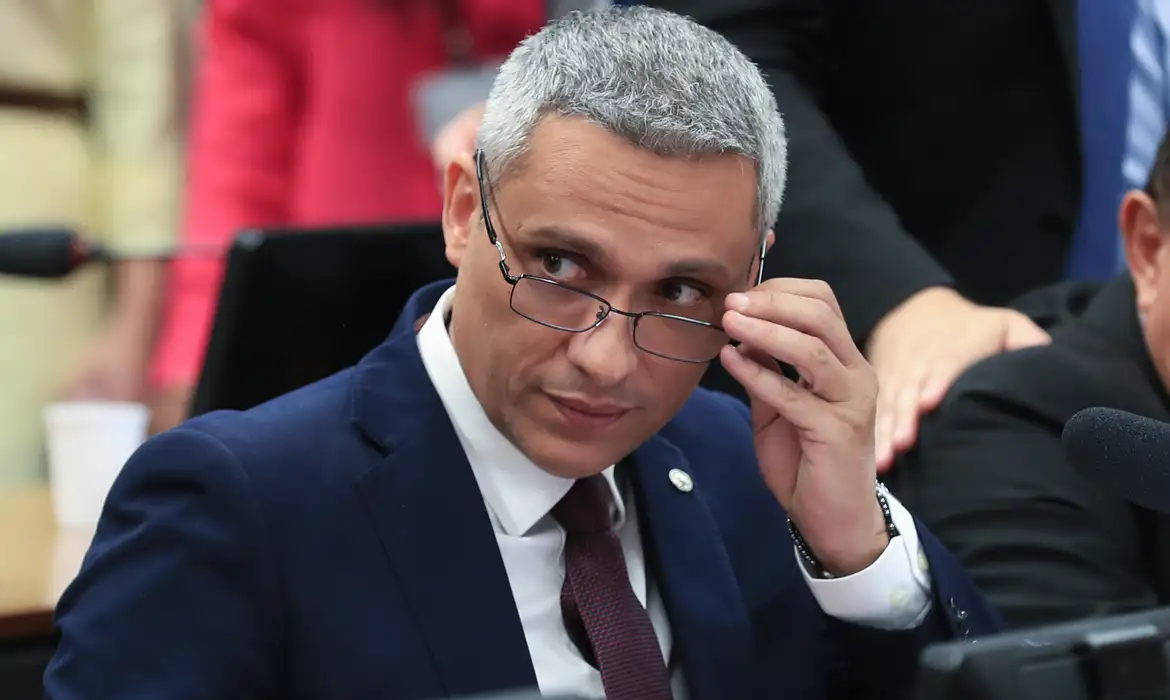 Imagem de Moraes suspende ação penal contra Gustavo Gayer após decisão da Câmara