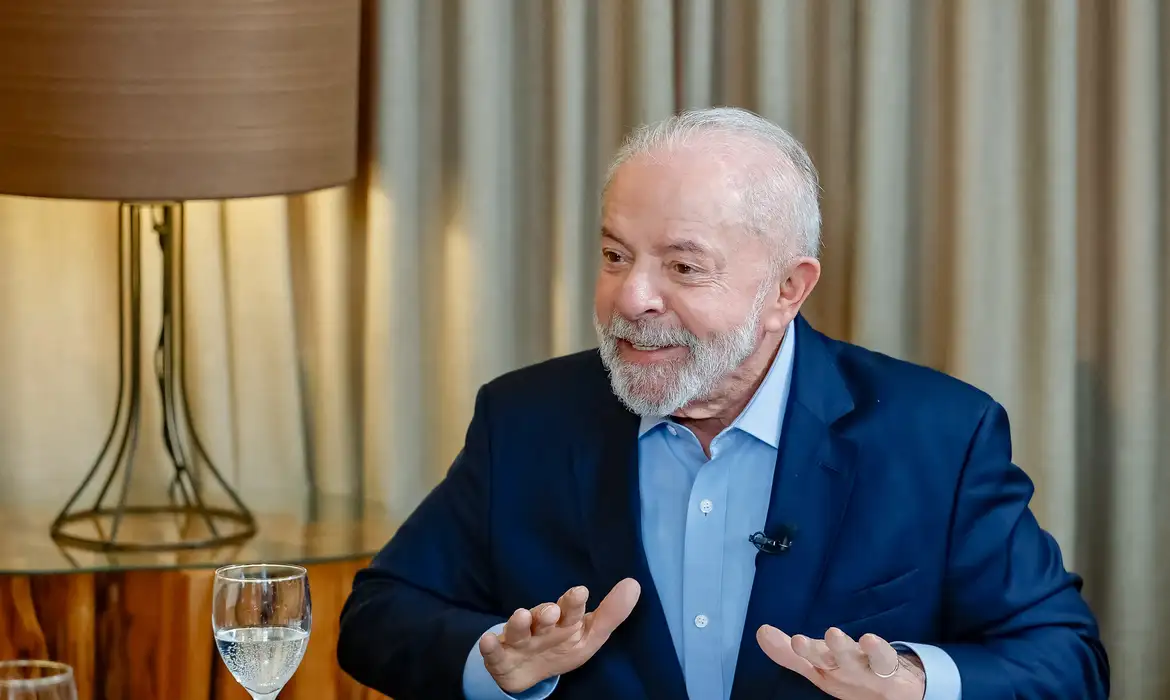 Imagem de Lula diz que “andar de cabeça erguida” vale mais que Nobel