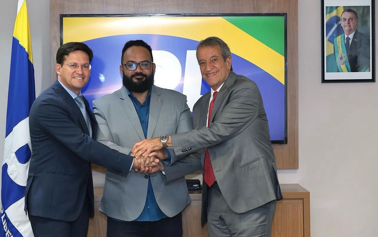 Imagem de Com apoio de Eduardo Bolsonaro, Leandro de Jesus oficializa pré-candidatura a deputado federal