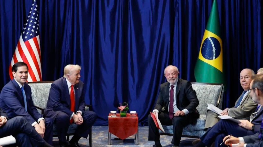 Imagem de Trump, com Lula ao lado, elogia Bolsonaro e critica suas condenações