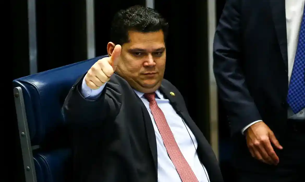 Imagem de Alcolumbre segura avanço da PEC da escala 6x1 no Senado