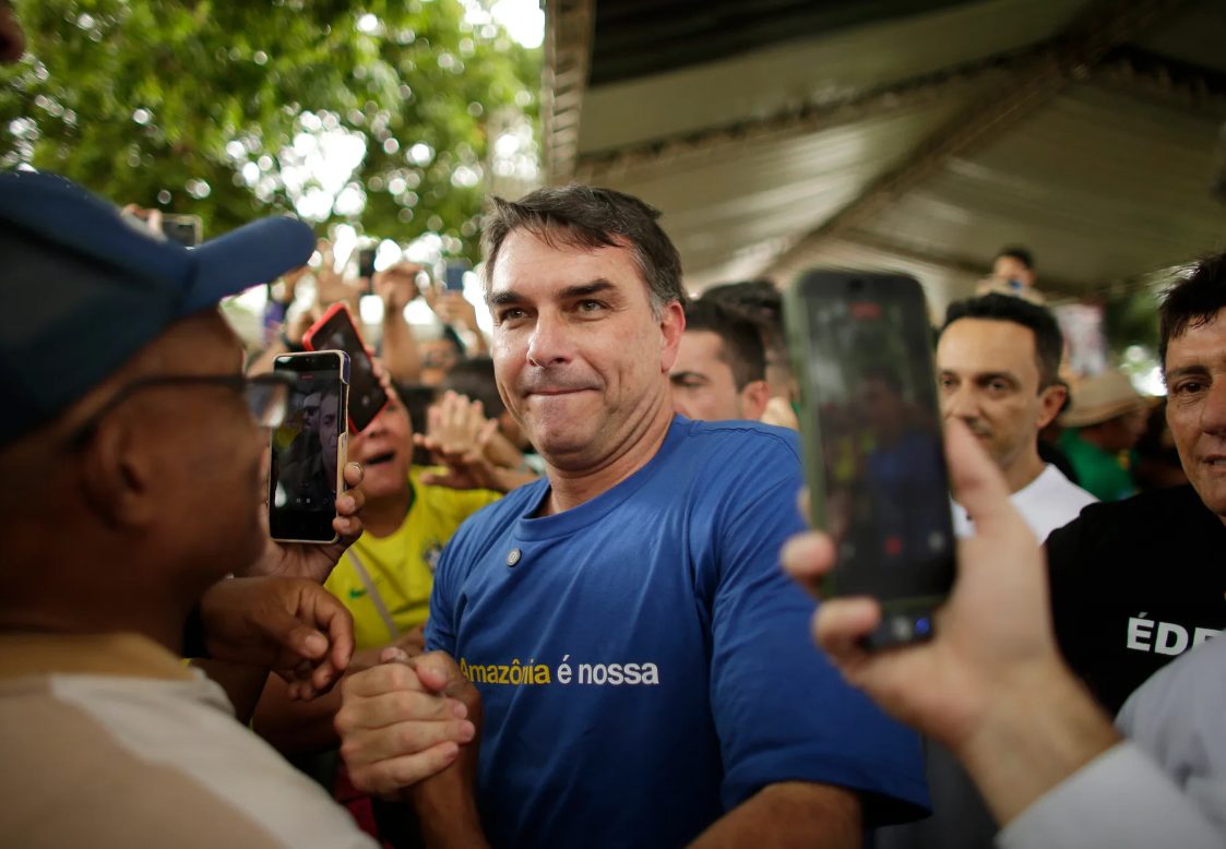 Imagem de Pré-campanha de Flávio Bolsonaro vê repercussão limitada após críticas de Michelle