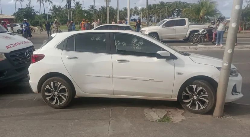 Imagem de Tiroteio em Piatã: carro é metralhado durante perseguição na orla de Salvador