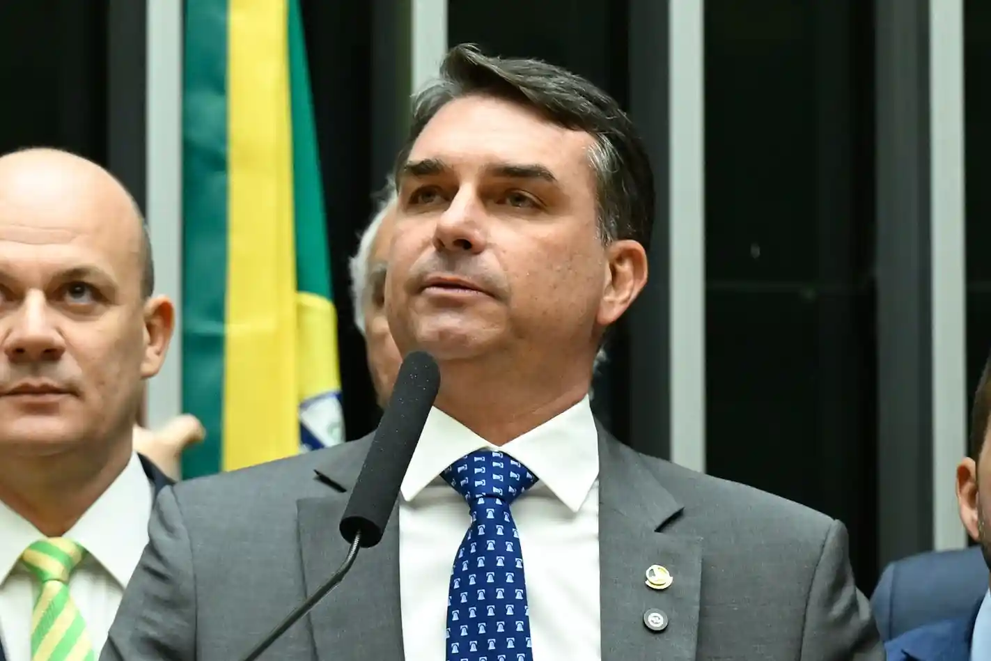 Imagem de Flávio compara veto a visita a Bolsonaro com saída de Suzane von Richthofen