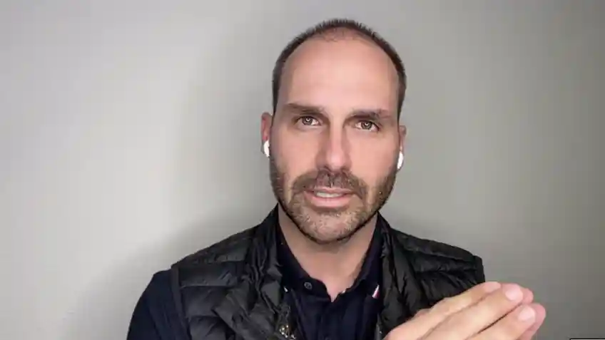 Imagem de Eduardo Bolsonaro reage e chama governador de “político bosta”