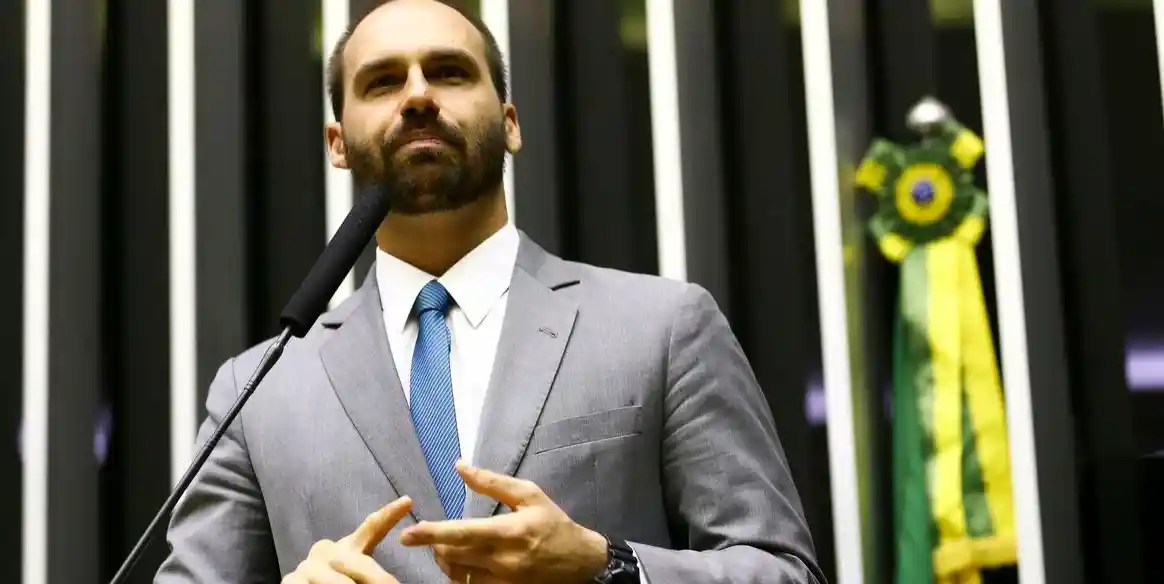 Imagem de Eduardo Bolsonaro rebate versão de instituto e nega pedido do pai para excluir filhos de pesquisas