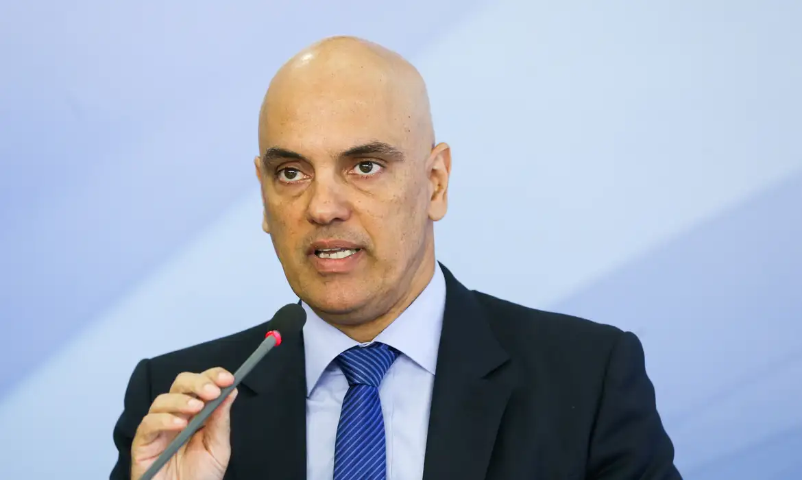 Imagem de Mais de 9 mil advogados acionam OAB contra Moraes após restrição a Flávio Bolsonaro