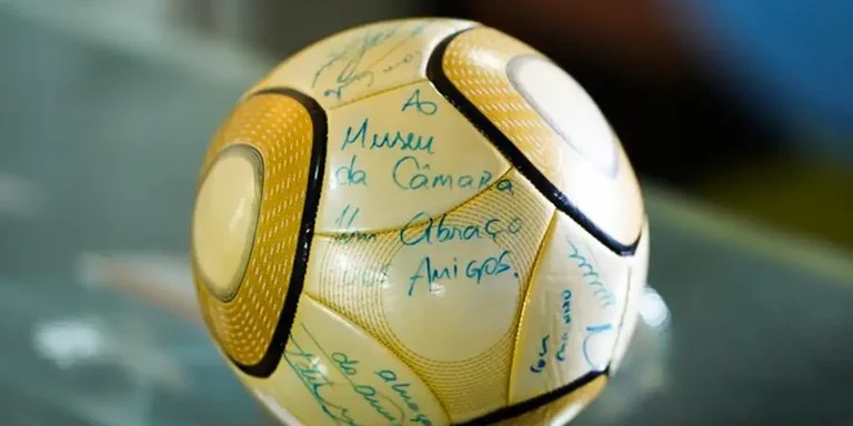 Bola assinada por Neymar foi levada no 8 de janeiro e devolvida 20 dias depois por Nelson Ribeiro Fonseca Júnior