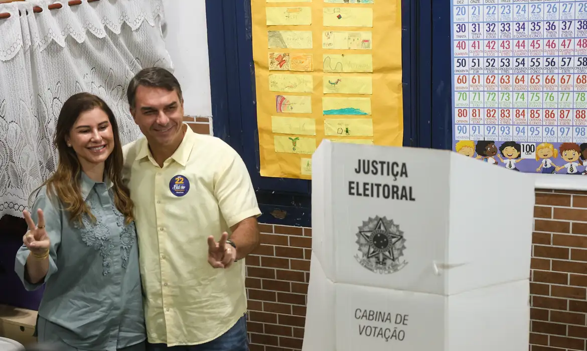 Imagem de Flávio Bolsonaro cita endividamento e segurança pública ao votar no Rio