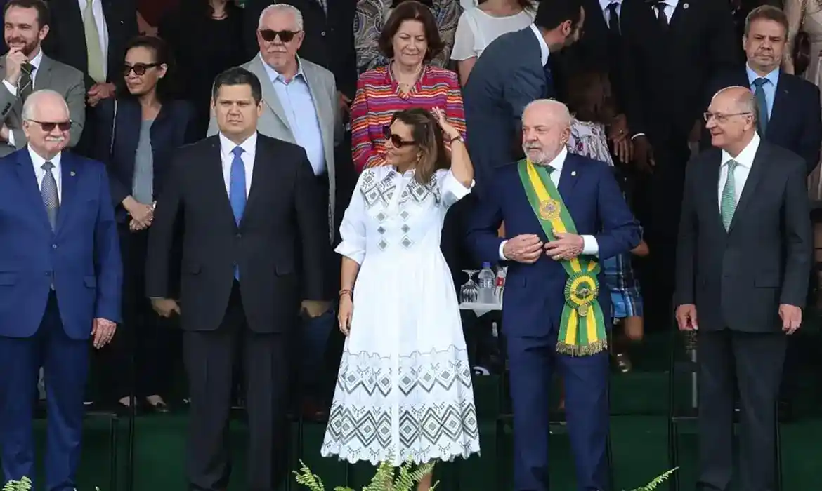 Imagem de Janja cobra Alcolumbre por votação da PEC que prevê fim da escala 6x1