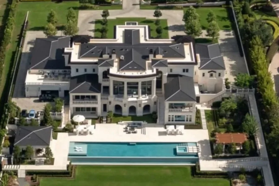 Imagem de Pai de Daniel Vorcaro busca comprador para mansão de R$ 180 milhões na Flórida em meio à crise do Banco Master