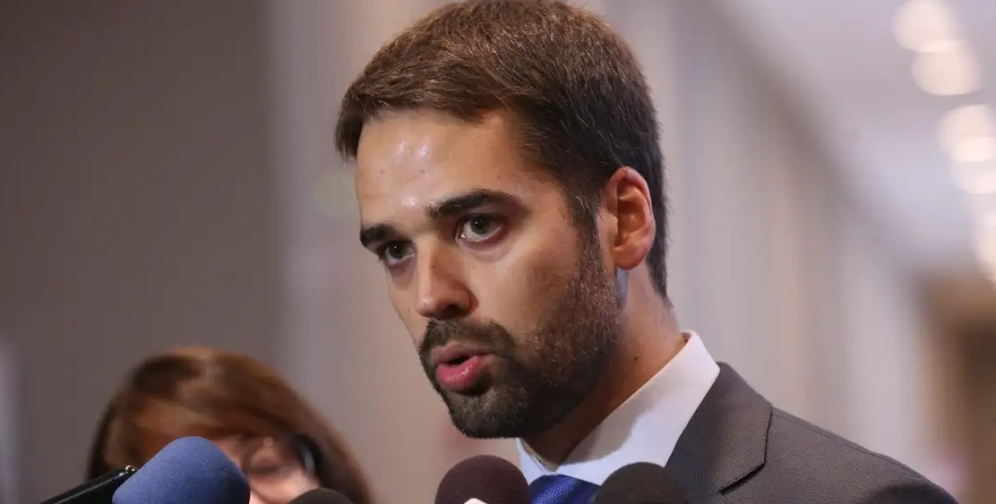 Imagem de Eduardo Leite critica prisão de Bolsonaro e alerta: “Não se combate autoritarismo com mais autoritarismo”