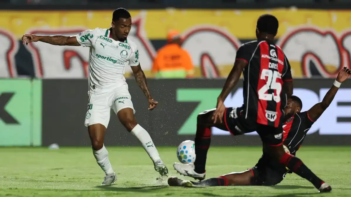 Imagem de Fábio Mota critica arbitragem após goleada do Palmeiras e Vitória anuncia representação à CBF