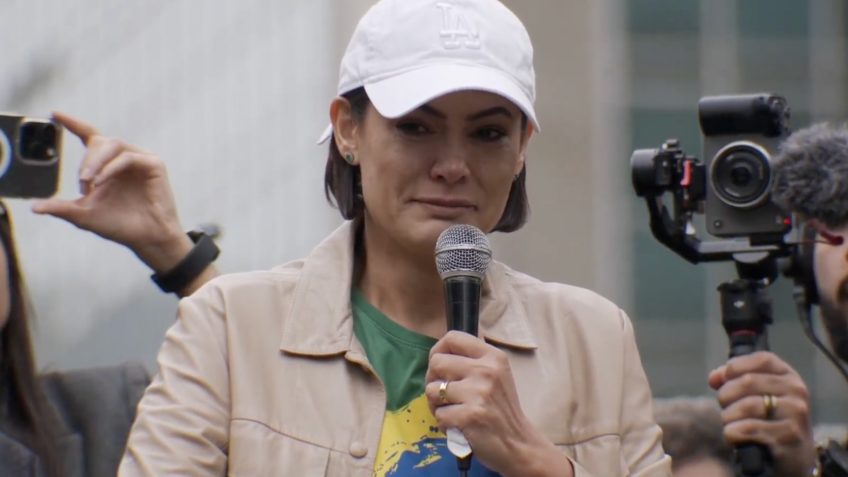 Imagem de Michelle Bolsonaro denuncia restrição à sua fé: “Estou proibida de fazer culto doméstico em casa”