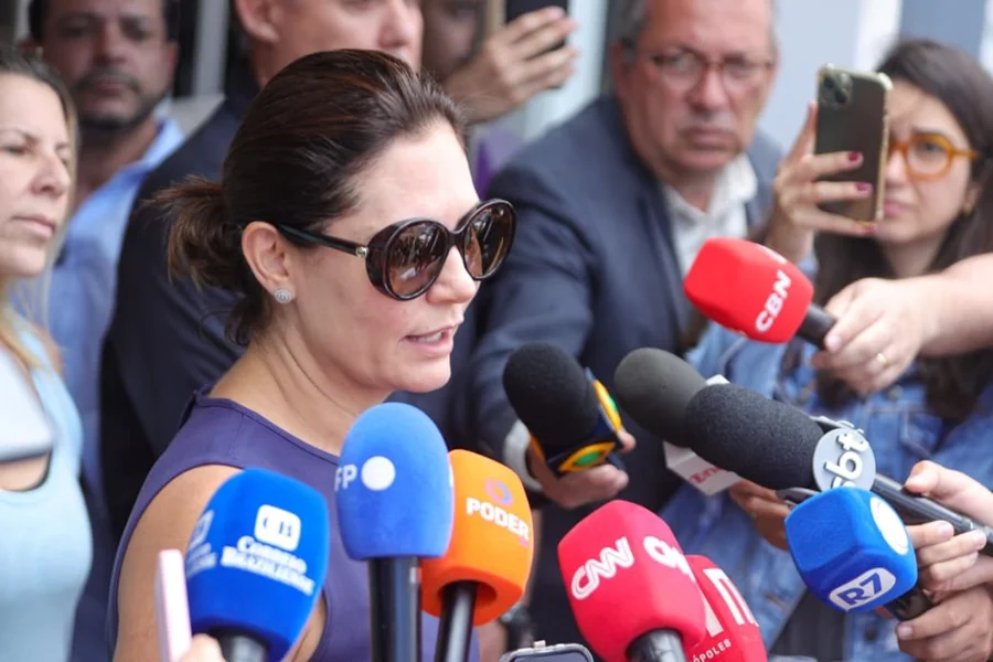 Imagem de Michelle Bolsonaro nega envio de vídeo a Jair Bolsonaro e contesta interpretação sobre fala de Eduardo