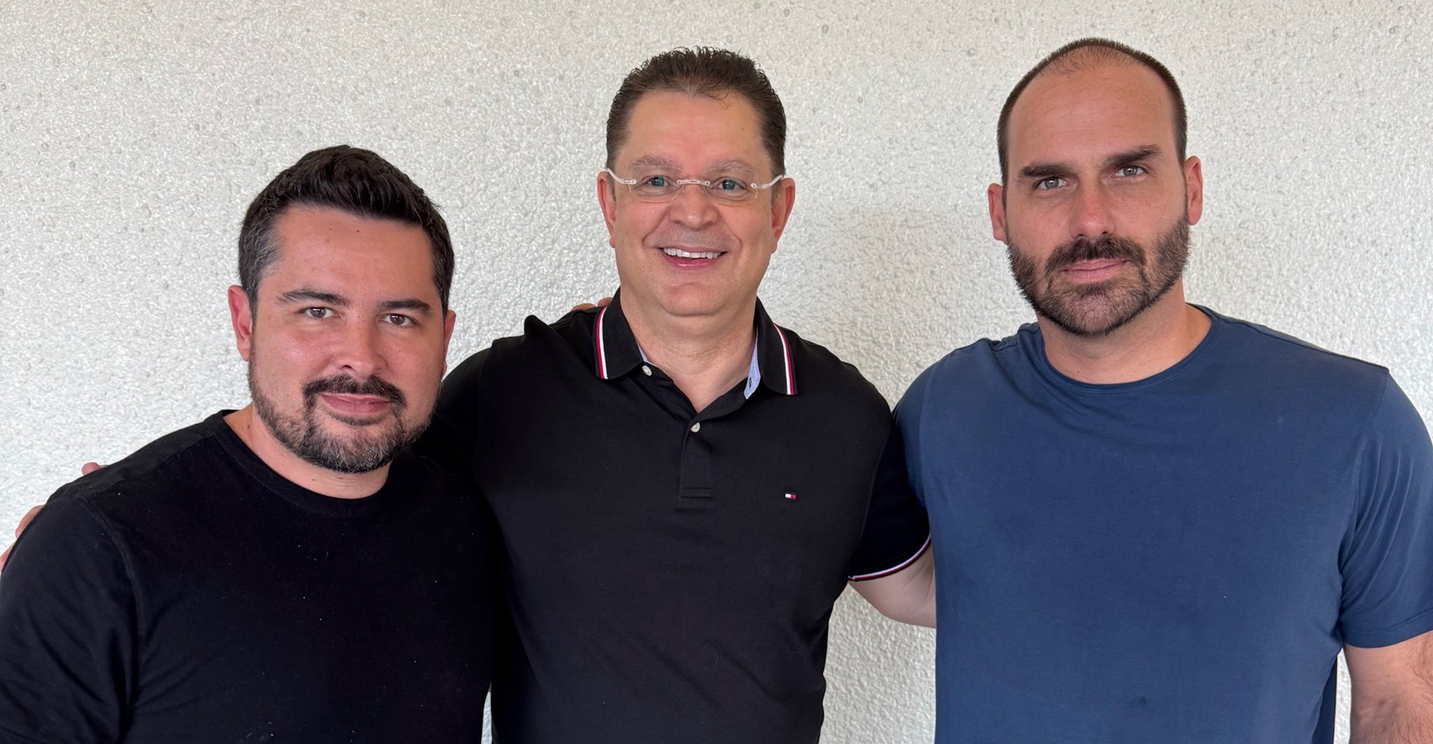 Imagem de Sóstenes Cavalcante se reúne com Eduardo Bolsonaro e Paulo Figueiredo nos EUA em defesa da anistia