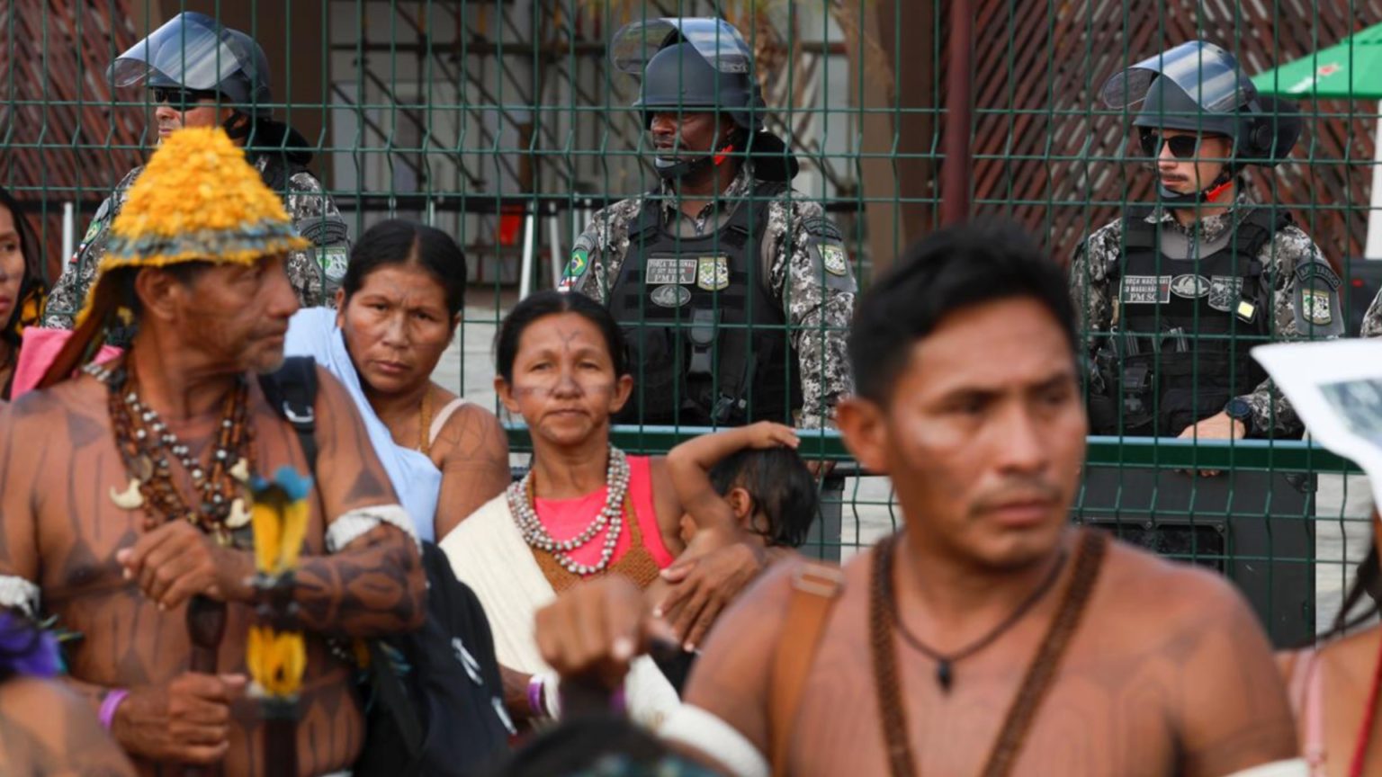 Imagem de Protesto indígena trava acesso à Zona Azul e expõe falhas de organização da COP30