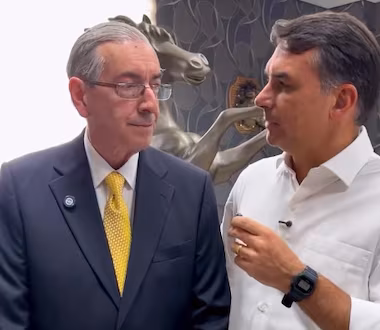 Imagem de Flávio Bolsonaro declara apoio a Eduardo Cunha na disputa pela Câmara