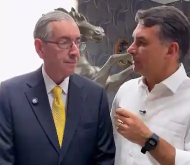 Imagem de Flávio Bolsonaro declara apoio a Eduardo Cunha na disputa pela Câmara