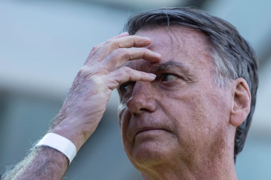 Imagem de Bolsonaro relata rotina na prisão, diz que caminha diariamente e mantém hábito de leitura
