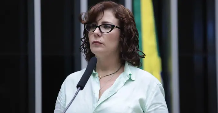 Imagem de Sem votos para cassação, Câmara arquiva processo contra Carla Zambelli
