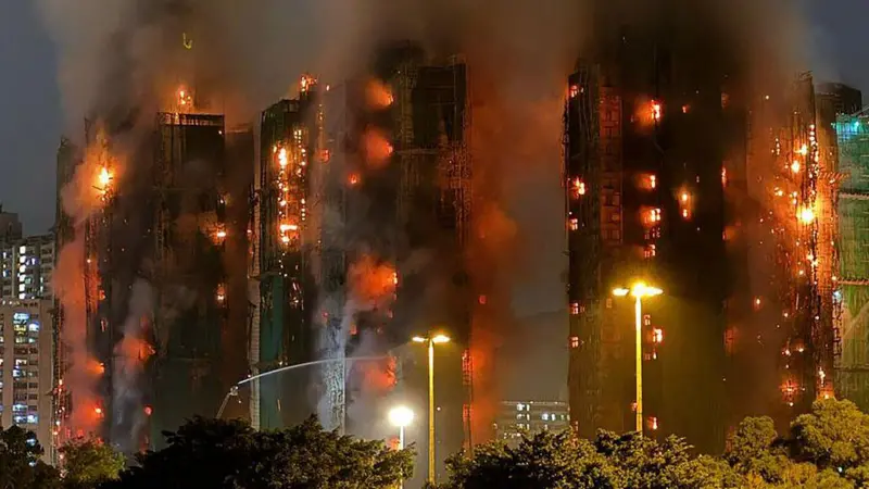 Imagem de Treze presos após incêndio devastar complexo residencial e matar 146 pessoas em Hong Kong