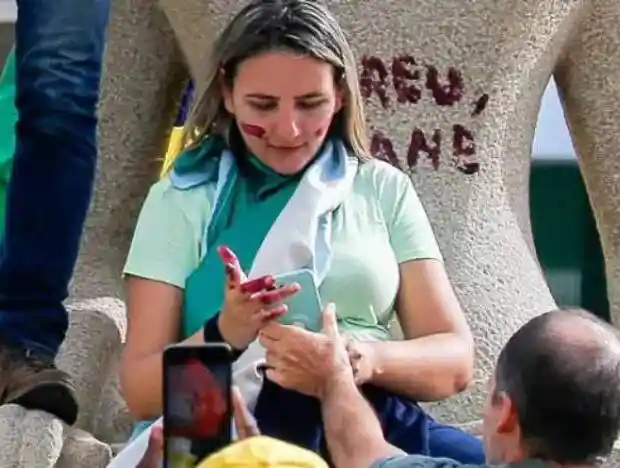 Imagem de “Débora do Batom” pede autorização ao STF para depor na Câmara sobre os atos de 8 de Janeiro