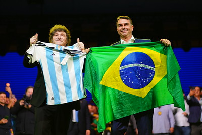 Imagem de Assessor de Javier Milei teria monitorado saída de Flávio Bolsonaro da Argentina, diz jornal