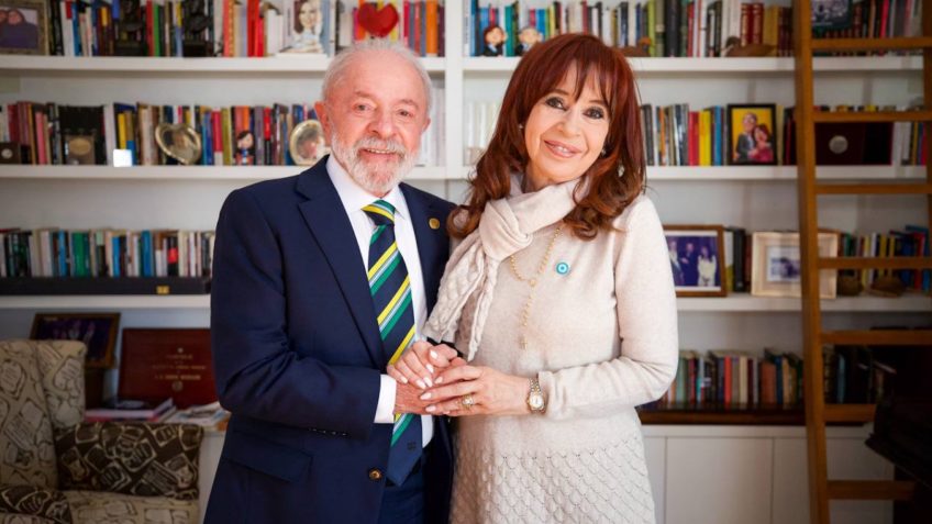 Imagem de Lula visita Cristina Kirchner em prisão domiciliar e reforça aliança entre aliados condenados por corrupção