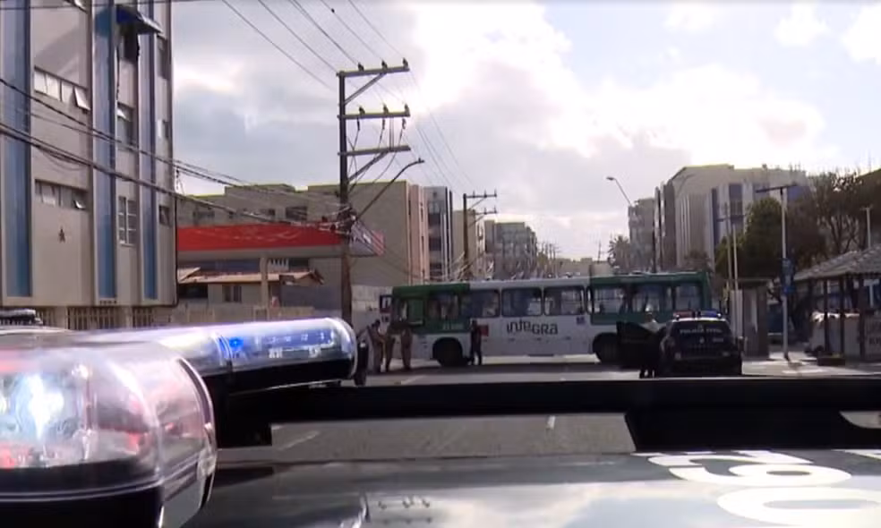 Ônibus param de rodar no Nordeste de Amaralina e Vale das Pedrinhas após ação de homens armados