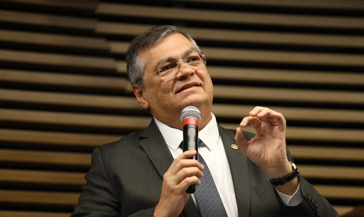 Imagem de Flávio Dino provoca revolta ao dizer que “nem a Bíblia defende só a família tradicional”