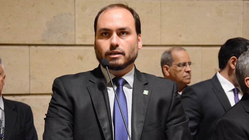 Imagem de Carlos Bolsonaro compara Alexandre de Moraes a ditadores venezuelano e nicaraguense