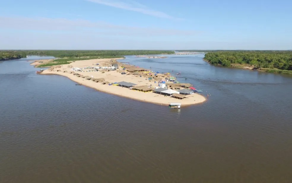 Acampamento na praia do Rio Araguaia, em Aruanã