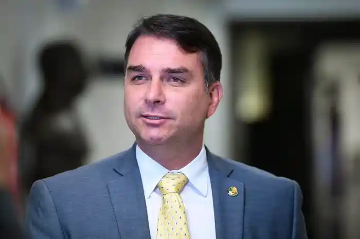 Imagem de Flávio Bolsonaro critica divulgação de mensagens da PF e responsabiliza Alexandre de Moraes