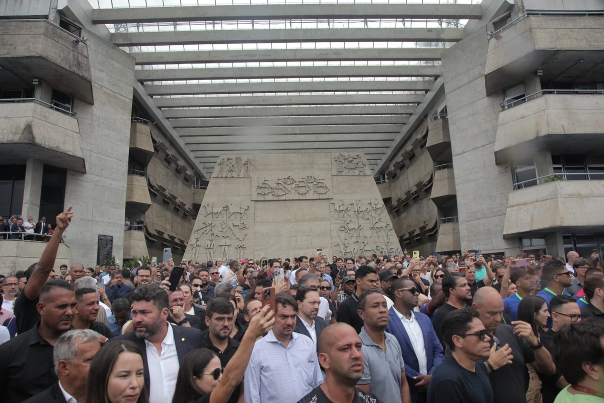 Familiares e autoridades compareceram à missa em homenagem a Alan Sanches