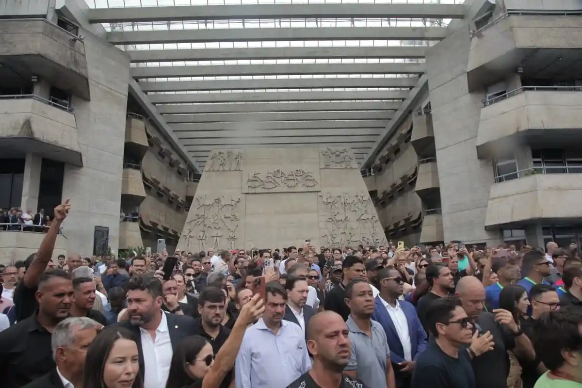 Familiares e autoridades compareceram à missa em homenagem a Alan Sanches