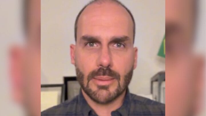 Imagem de Eduardo Bolsonaro reage à cassação e chama perda do mandato de “medalha de honra”