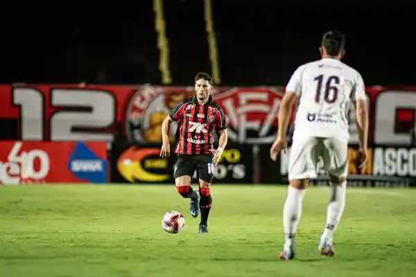Imagem de Vitória vence o Bahia de Feira no jogo 400 de Jair Ventura