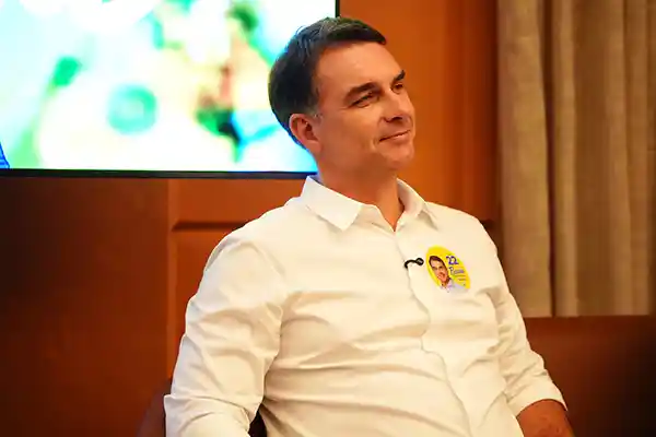 Imagem de Datafolha: Flávio Bolsonaro tem 59% dos votos válidos entre eleitores, contra 41% de Lula
