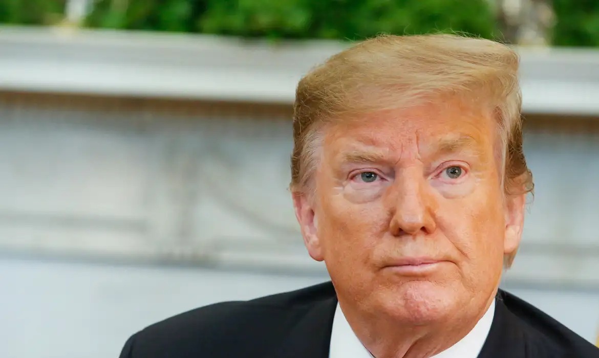 Imagem de Trump chama Petro de “encrenqueiro” e faz novo alerta a Bogotá