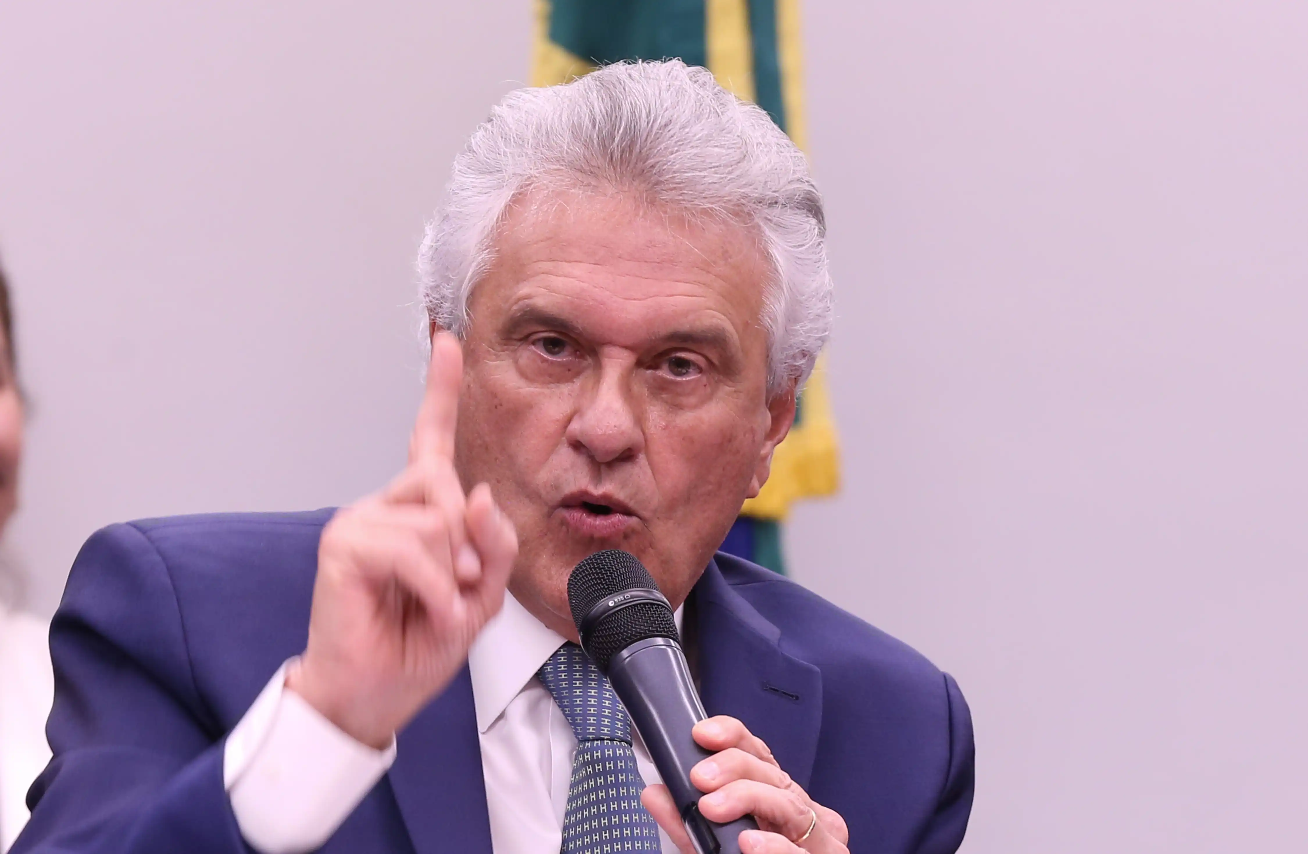 Imagem de Caiado cobra explicações de Flávio Bolsonaro sobre caso envolvendo Daniel Vorcaro