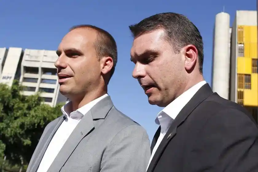 Imagem de Flávio Bolsonaro se reúne com Eduardo em Washington antes de encontro com Trump