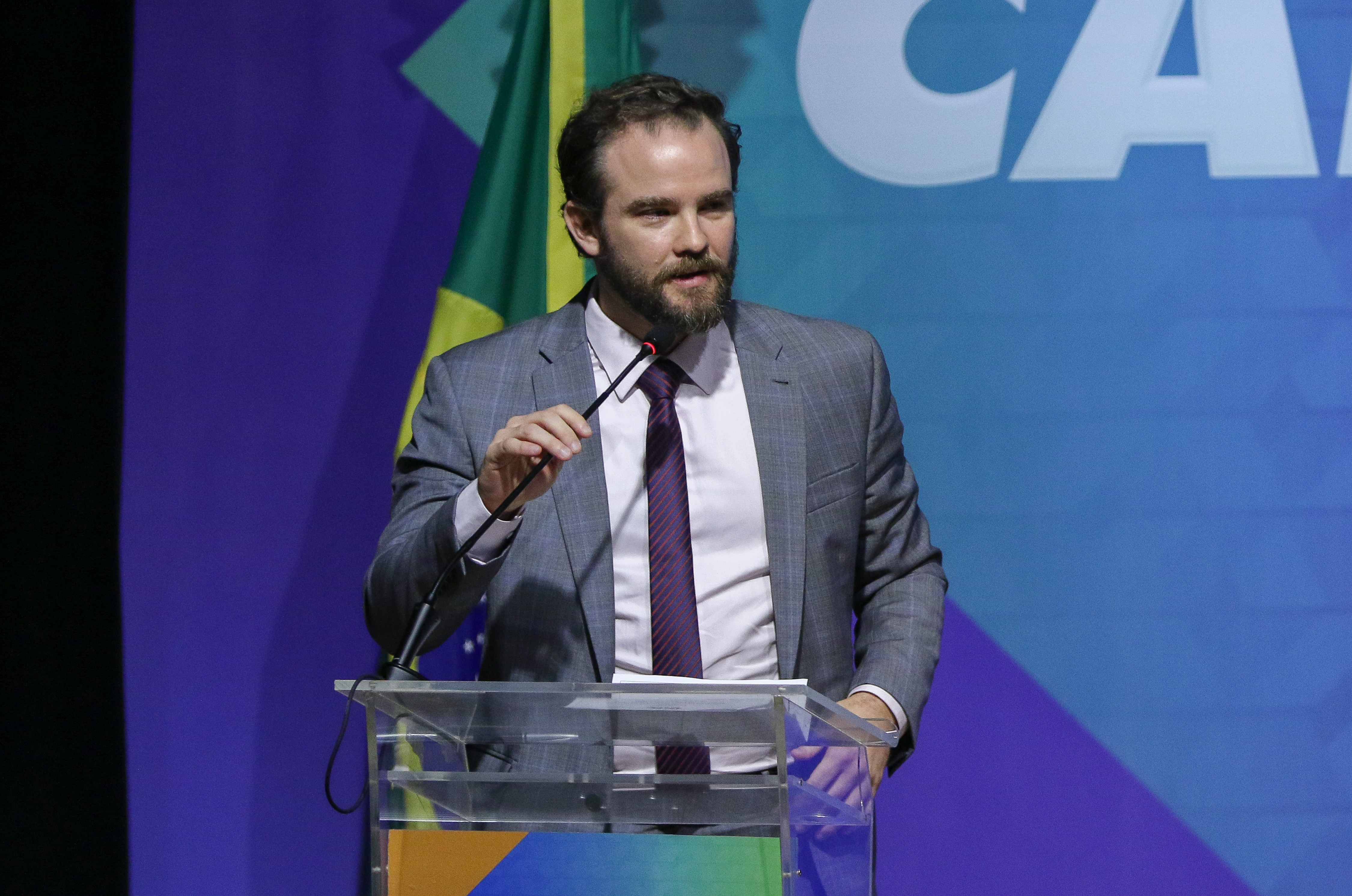 Imagem de Durigan critica postura dos EUA sobre PCC e CV e diz que Brasil não deve agir em “vassalagem”